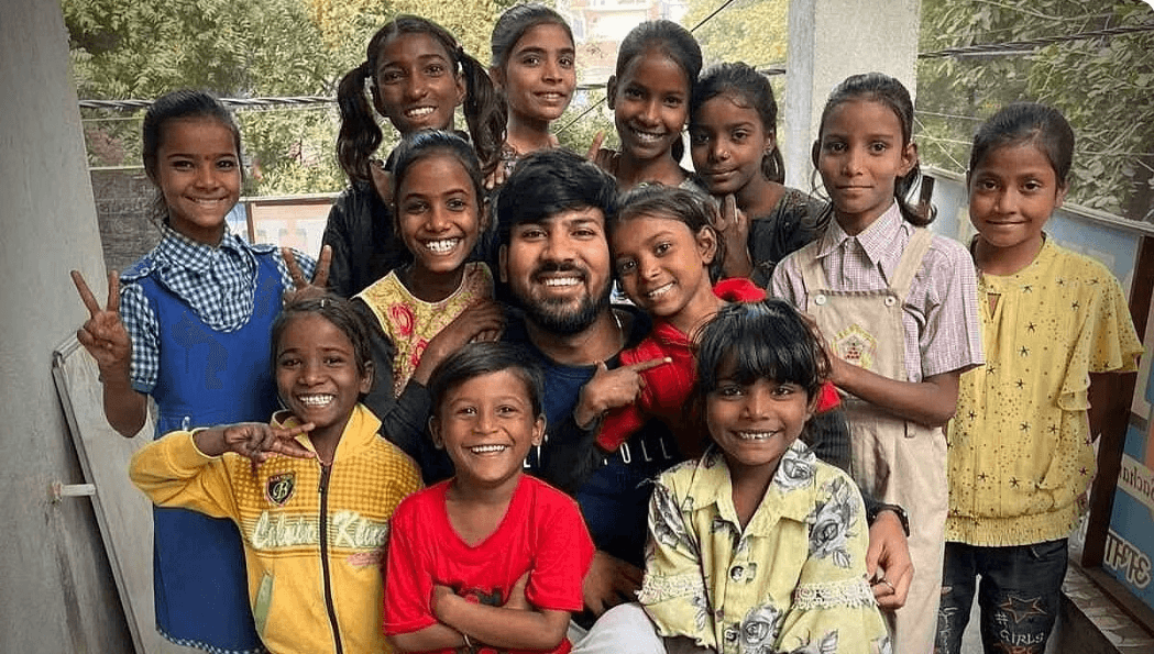 कभी स्कूल की फ़ीस भी नहीं भर पाते थे उद्देश्य सचान, आज 150 ग़रीब बच्चों को दे रहे हैं मुफ़्त शिक्षा