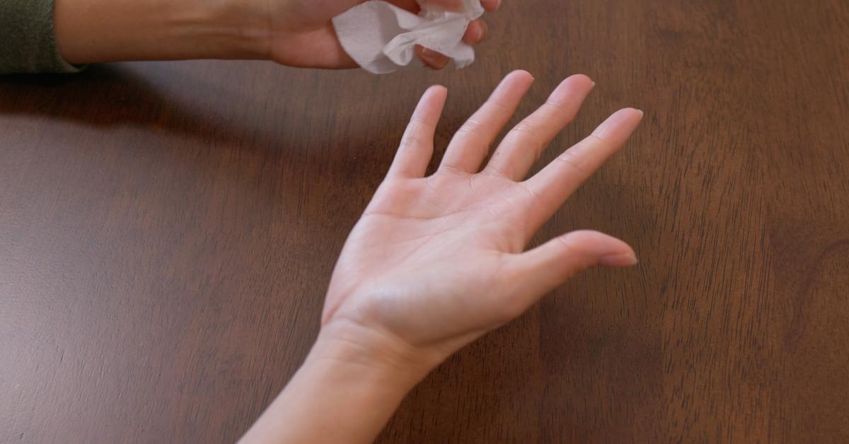 Sweaty Hands: जिन पुरुषों के हाथों में आते हैं ख़ूब पसीने, उनको जान लेने चाहिए कारण और ये 8 उपाय
