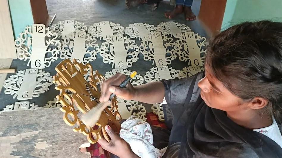 शीला मुर्मू: वो आदिवासी लड़की जिसके हुनर से आज उसका गांव ‘घड़ी वाली लड़की’ के नाम से है मशहूर