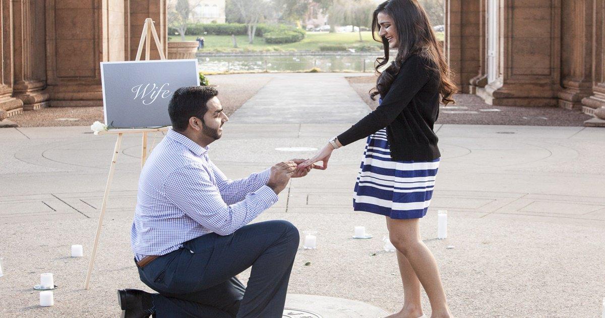 राइट या लेफ़्ट, जानिए कौन से घुटने के बल बैठकर करना चाहिए प्रेमिका को प्रपोज