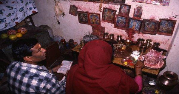 हिंदुओं में मृतकों की फ़ोटोज़ पूजा घर में रखना क्यों माना जाता है अशुभ?