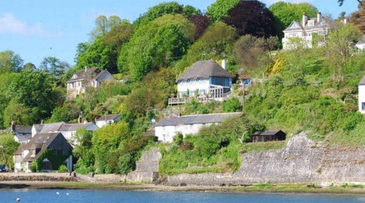 आलीशान बंगले के बराबर की क़ीमत है इस झील के किनारे बनी झोपड़ी की, 10 करोड़ में बिकी है