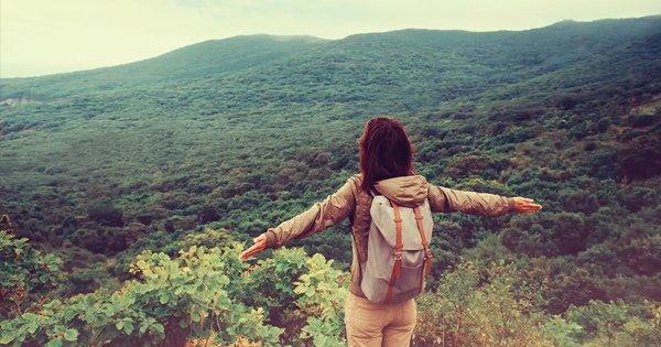 लड़कियों के लिए ट्रैवल करते समय ये 13 चीज़ें अपने पास रखना है ज़रूरी