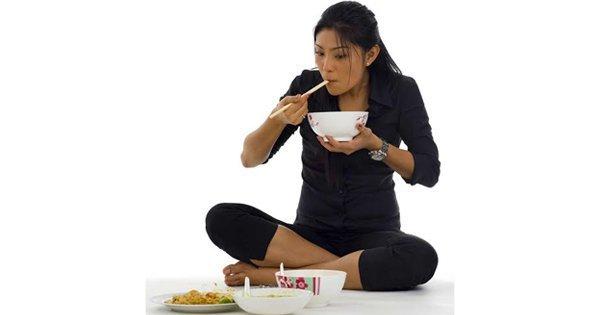 ये हैं ऐसे 9 फायदे, जो केवल ज़मीन पर बैठ कर खाने से ही मिलते हैं