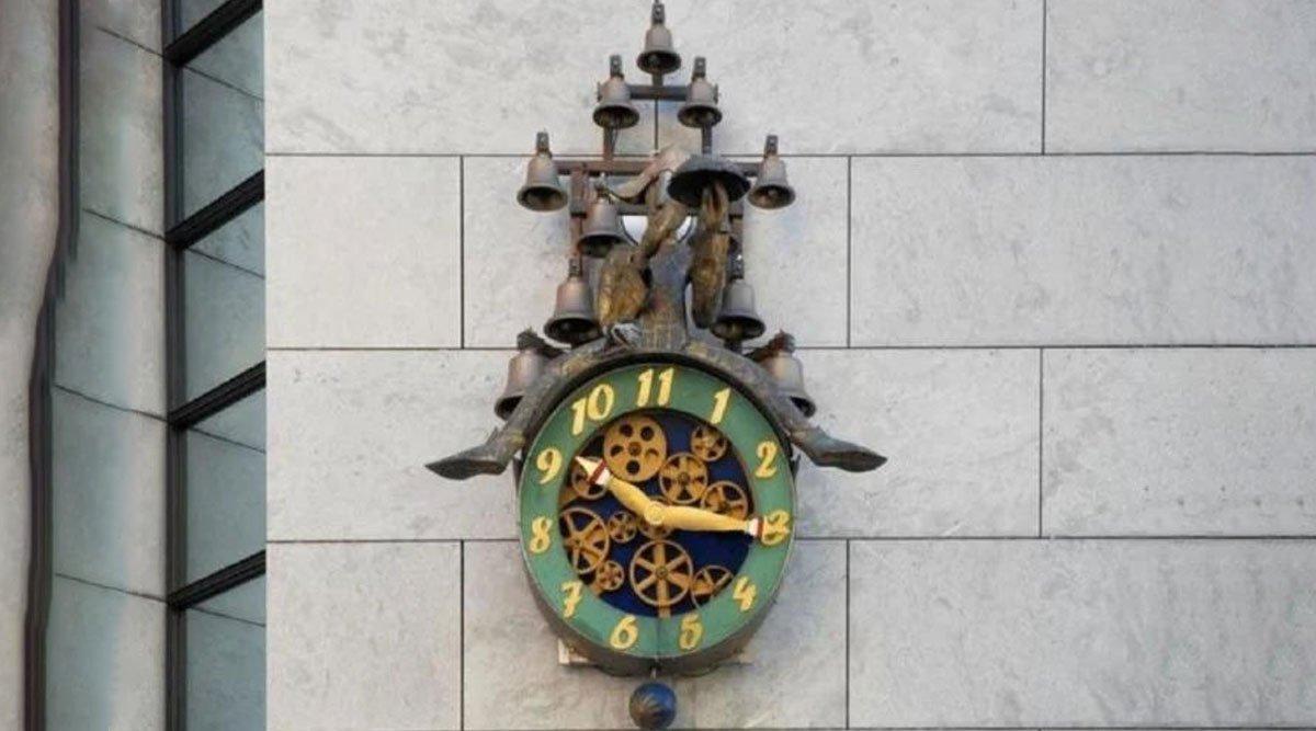 लोगों के चेहरे पर 12 बज सकते हैं, लेकिन दुनिया की इस अनोखी घड़ी में 12 कभी नहीं बजते