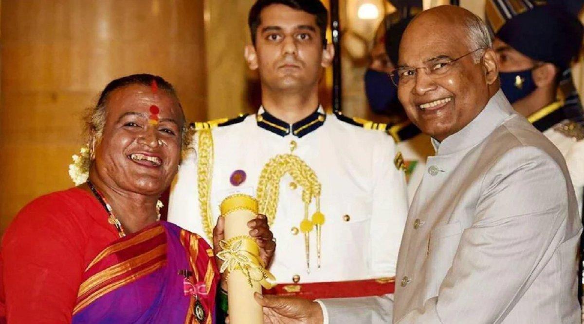 सड़कों पर भीख़ मांगने से पद्मश्री अवॉर्ड हासिल करने तक, जानिए कौन हैं ट्रांसजेंडर मंजम्मा जोगाती