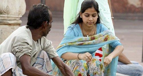 एक आदमी एक लड़की को घूर रहा था… तभी एक लड़के ने जो किया, उसके लिए सेल्यूट बनता है