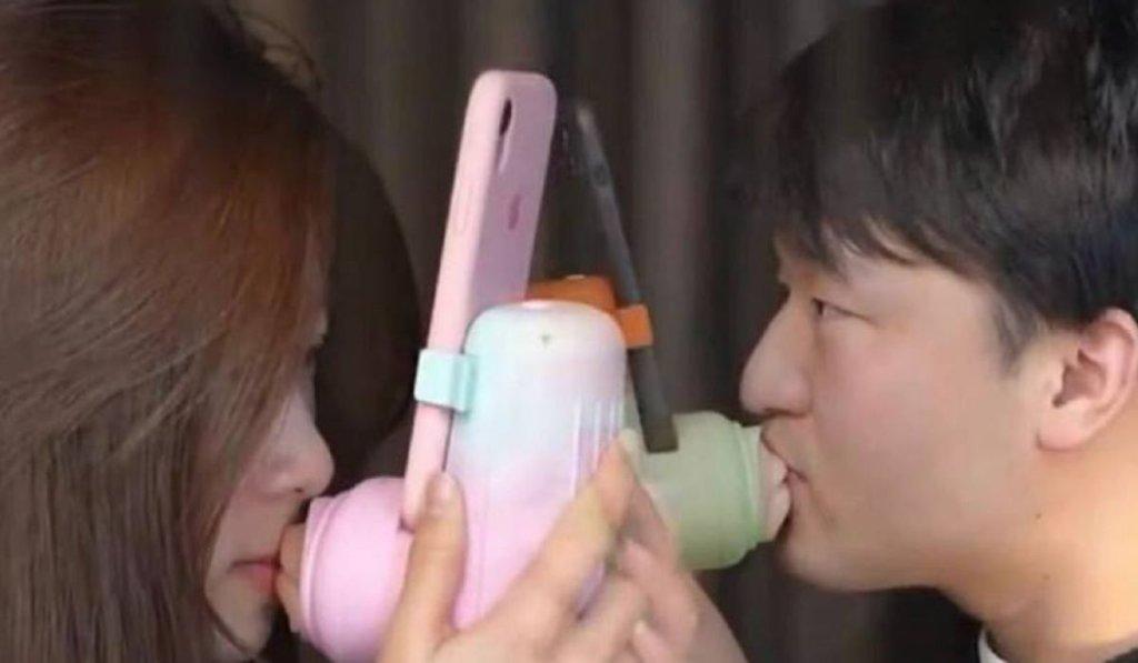 चाइनीज़ यूनिवर्सिटी ने बनाई ऐसी ‘Kissing Device’ जो इंटरनेट यूज़र्स को देगी Real Smooch वाली फ़ीलिंग