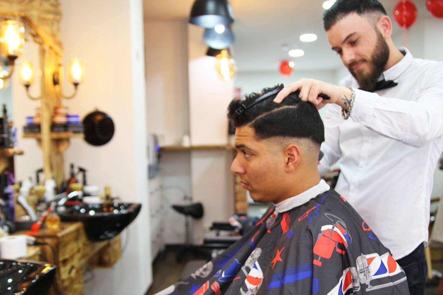 नए नाई से बाल कटवाते समय रखें इन 6 बातों का ध्यान, मिलेगा परफ़ेक्ट हेयरकट