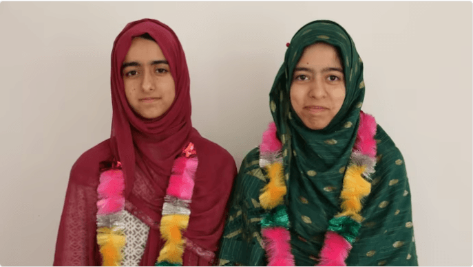 इंटरनेट नहीं था, गांव छोड़ना पड़ा, कश्मीर की जुड़वा बहनों ने पहले प्रयास में पास की NEET परीक्षा