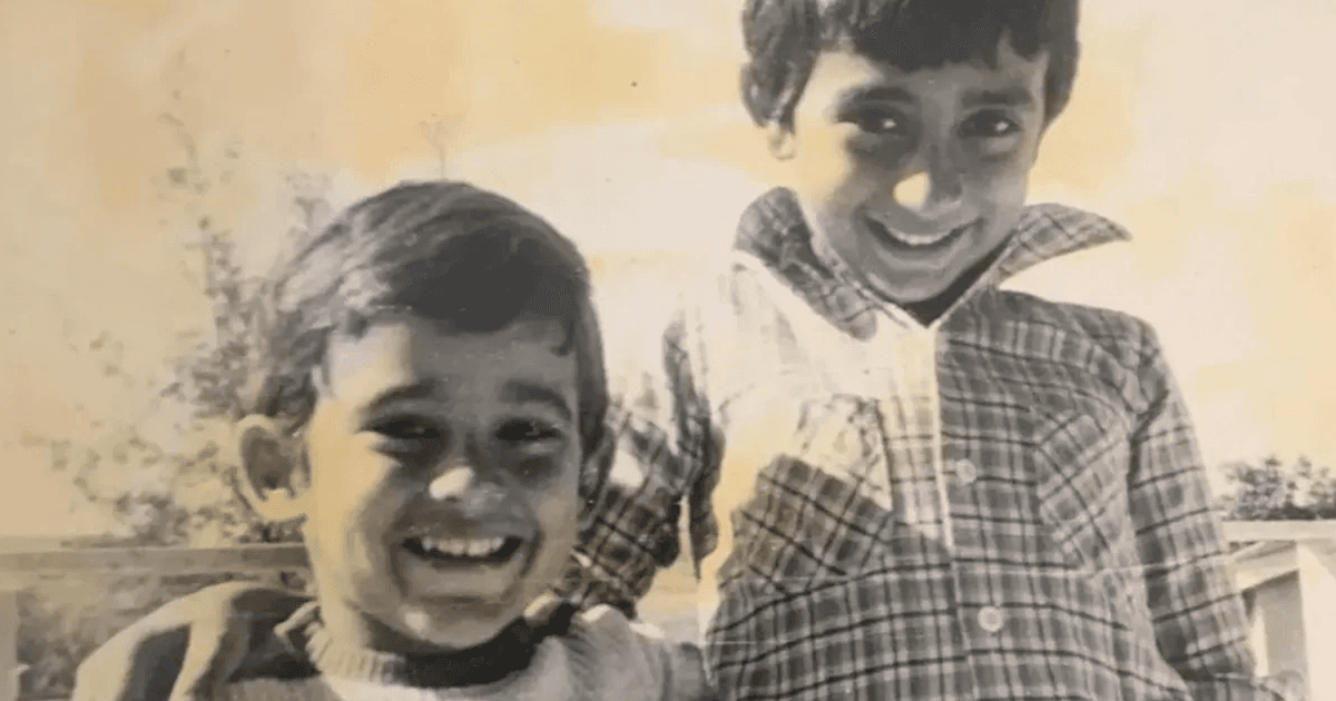 पहचान कौन? दोनों भाई हैं बॉलीवुड स्टार के बेटे, लेकिन दोनों पिता की तरह बन ना पाए सुपरस्टार