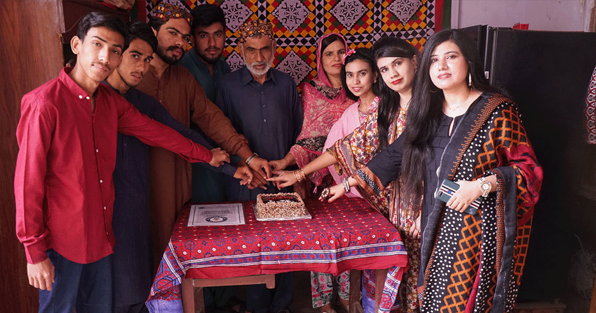 मिलिए पाकिस्तान की अनोखी फ़ैमिली से, एक ही दिन पड़ता है मां-बाप और 7 बच्चों का बर्थडे