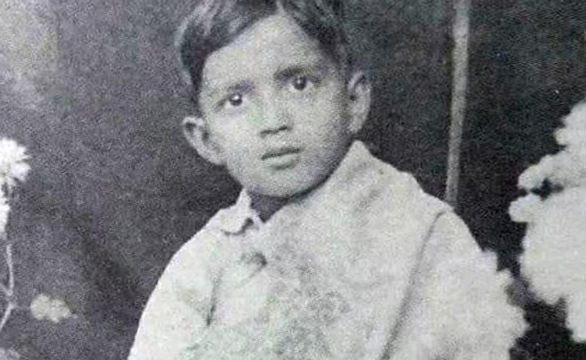 पहचान कौन? पहले था नक्सली, फिर किस्मत ने ऐसी पलटी मारी कि बन गया बॉलीवुड का सुपरस्टार