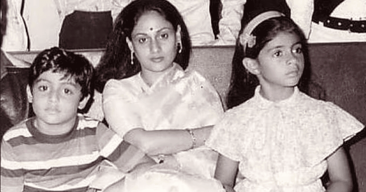 पहचान कौन! अपनी मां के साथ नज़र आ रहे इन भाई-बहनों का है बॉलीवुड के नामी परिवार से नाता