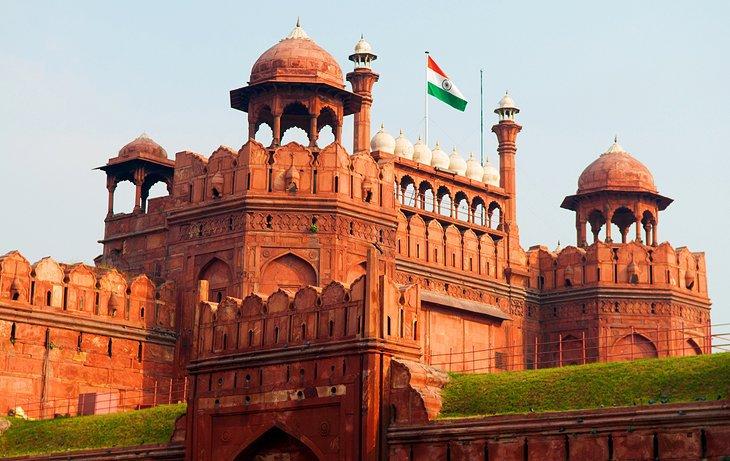 दिल्ली का लाल किला किसने बनवाया था?