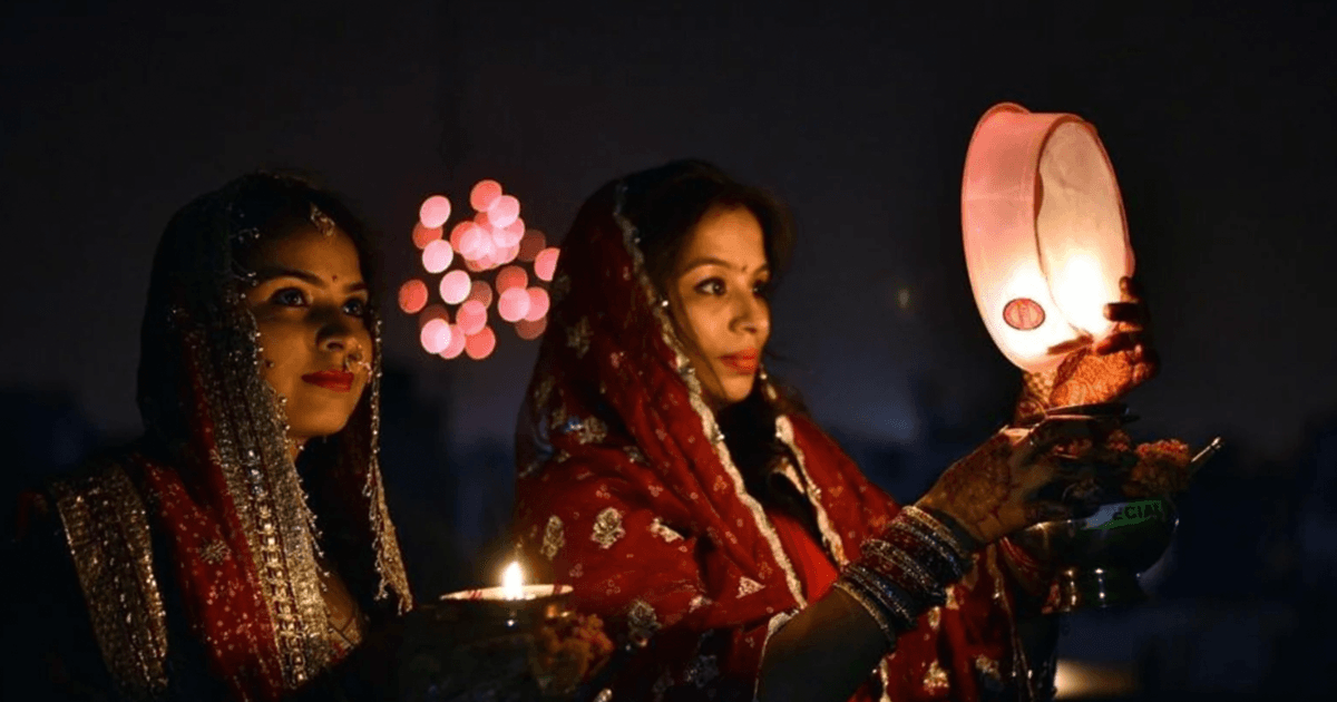 Karwa Chauth 2022: चांद देखने के अलावा ये हैं 7 परंपराएं, जो महिलाएं करवा चौथ पर निभाती हैं