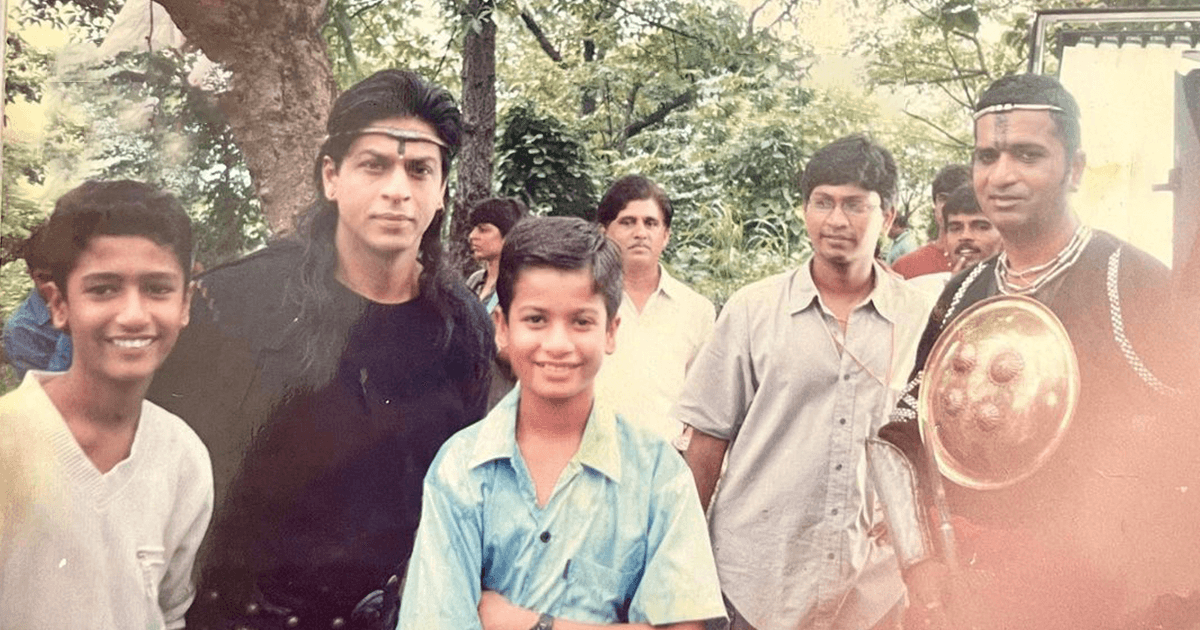 SRK के साथ इस फ़ोटो में दिखने वाला 8वीं क्लास का स्टूडेंट आज का नामी स्टार है, पहचाना कौन है वो?