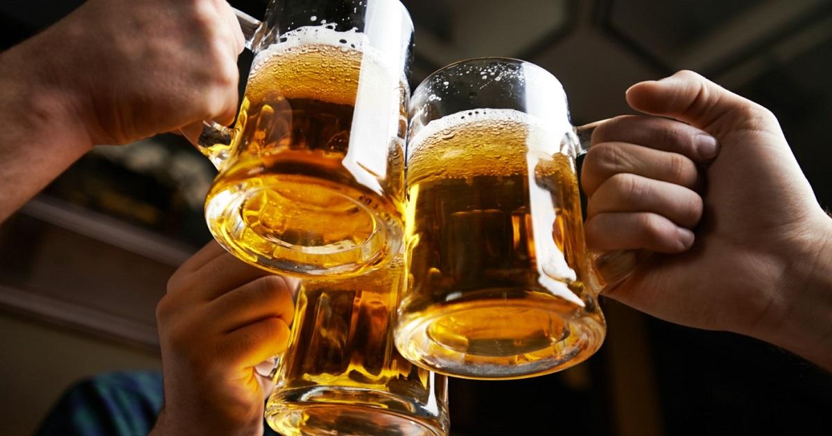 ख़ुद को बिना नुक़सान पहुंचाए रोज़ाना कितनी बीयर पी सकते हैं?