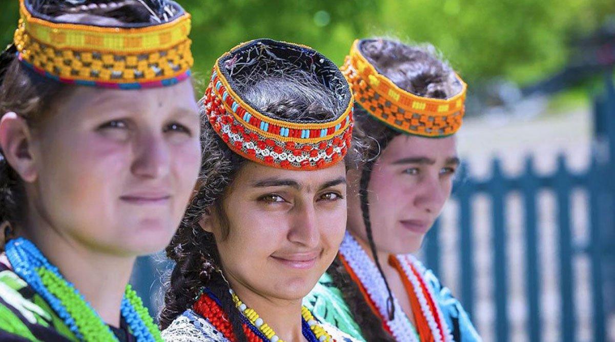 कलाश जनजाति: पाकिस्तान के पहाड़ों में बसा वो समुदाय जो बाहरी दुनिया से अलग जीता है ज़िंदगी