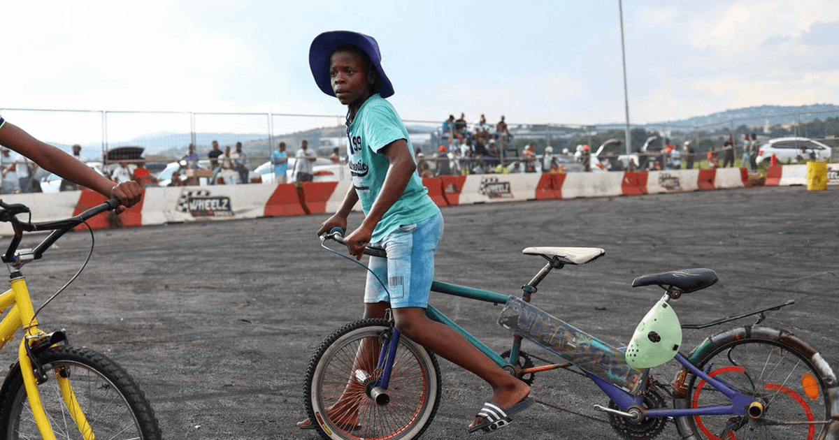 साउथ अफ़्रीका में अपराधों से दूर रहने के लिए बच्चे ले रहे साइकलिंग का सहारा