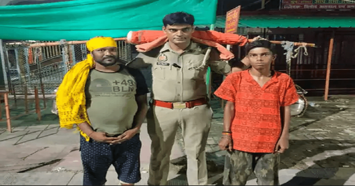 शानदार! पुलिस वाले ने थक चुके पिता-पुत्र की उठाई कांवड़, कंधे पर लेकर 3 Km चला पैदल