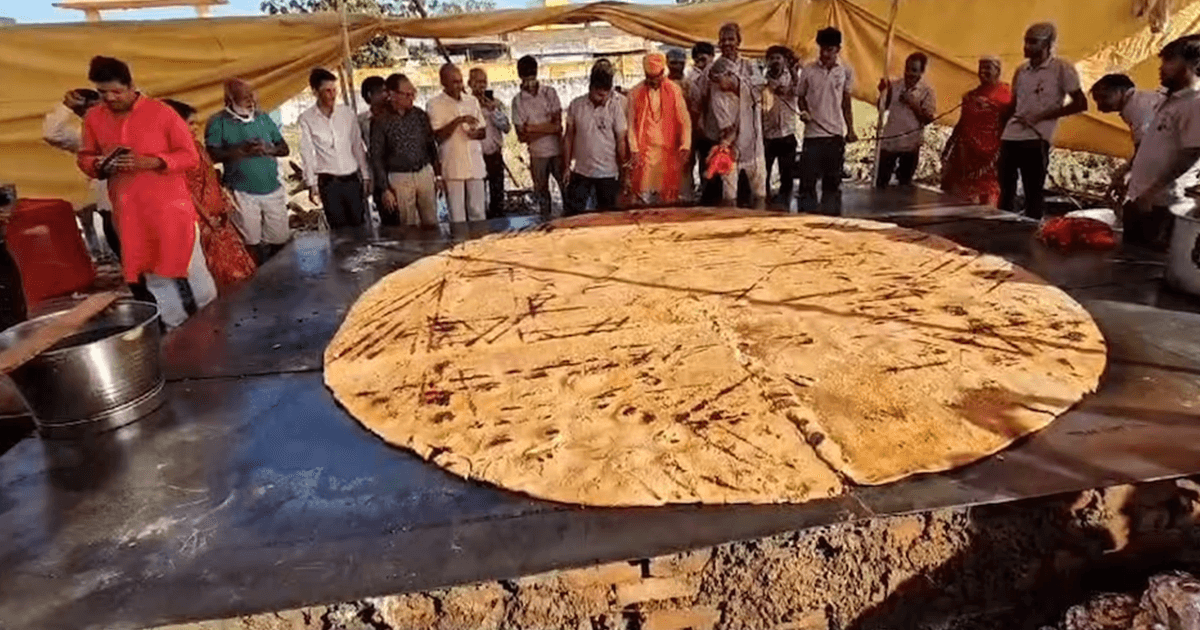 भारत में बनी दुनिया की सबसे बड़ी रोटी, 21 हलवाइयों ने खून-पसीने से की तैयार, वज़न जानकर चौंक जाओगे