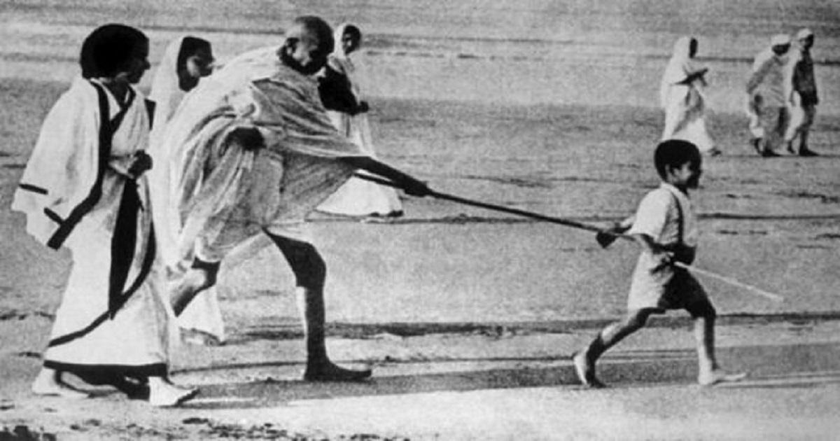 जानिए आज़ादी की लड़ाई में गांधी जी का सहारा बनने वाली ‘लाठी’ उन्हें किसने दी थी और अब वो कहां है
